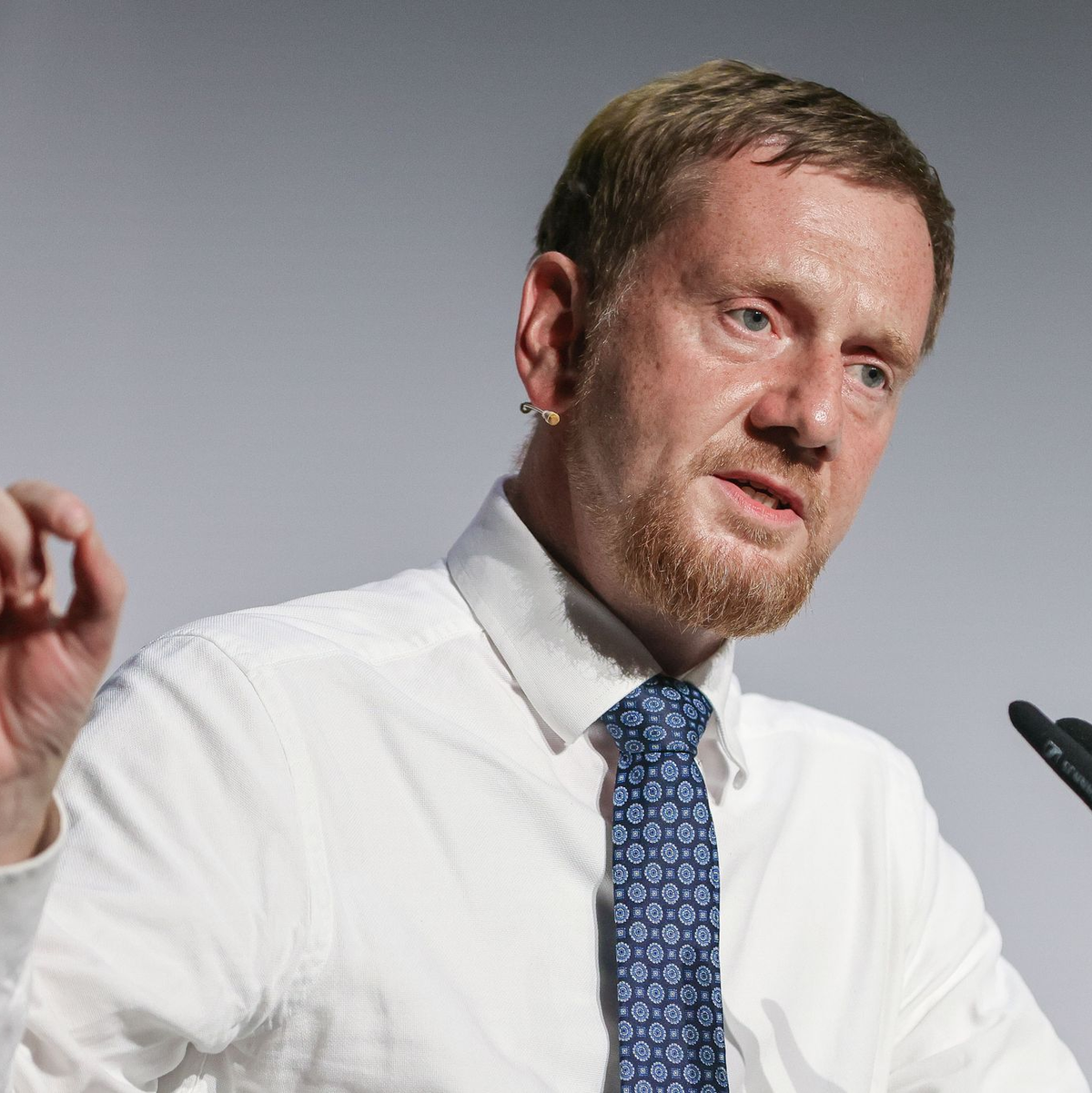 Sachsens Ministerpräsident Michael Kretschmer fordert Leistungen für ausreisepflichtige Menschen zu kürzen. - Foto: Jan Woitas/dpa