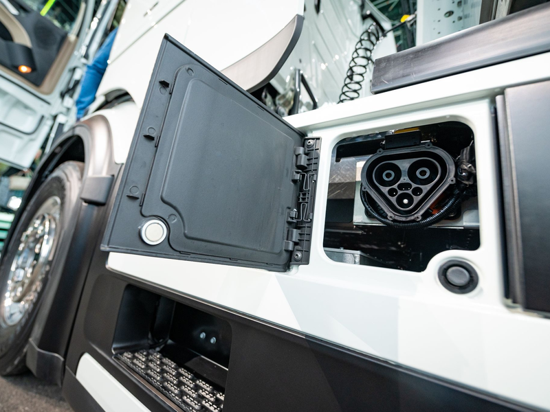 Der Nutzfahrzeughersteller Daimler Truck hat mit dem eActros 600 eine erste Serienversion eines batterieelektrischen Fernverkehrs-Lkw im Programm. - Foto: Jonas Walzberg/dpa