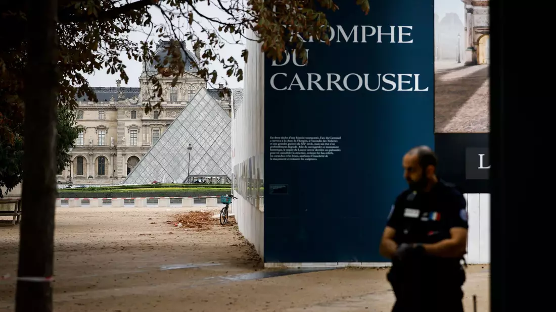Ein Polizist steht vor dem Louvre Wache, der wegen einer Bombendrohung geräumt worden war. - Bild: Thomas Padilla/AP/dpa