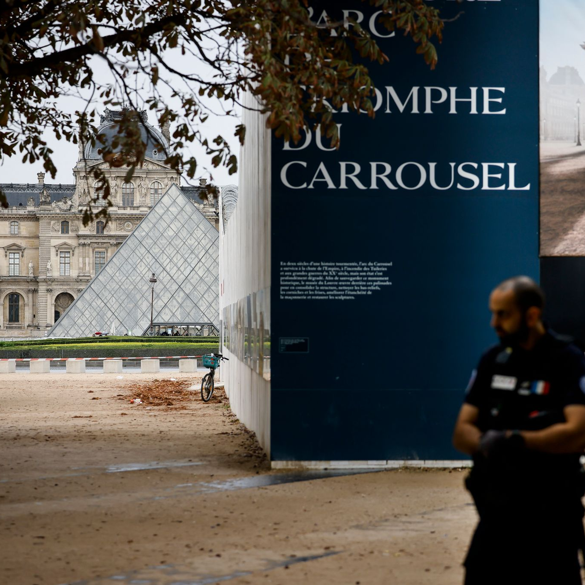 Ein Polizist steht vor dem Louvre Wache, der wegen einer Bombendrohung geräumt worden war. - Foto: Thomas Padilla/AP/dpa