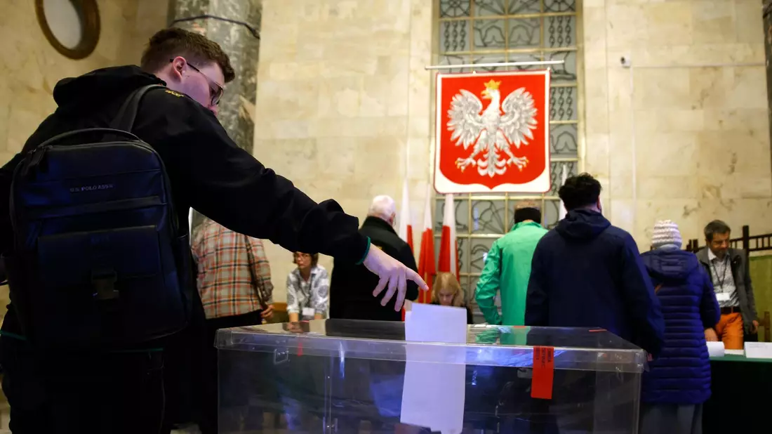 Gut 29 Millionen Bürger sind zur Wahl eines neuen Parlaments aufgerufen. - Bild: Michal Dyjuk/AP/dpa