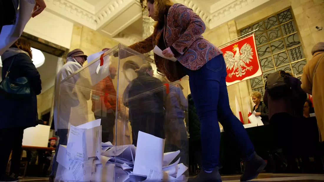 Stimmabgabe in einem Wahllokal in Warschau. - Bild: Michal Dyjuk/AP/dpa