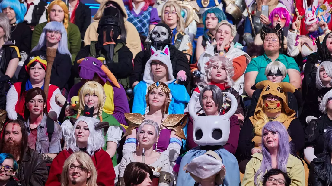 Cosplay-Spielerinnen und -Spieler haben sich in Hamburg versammelt. - Bild: Georg Wendt/dpa