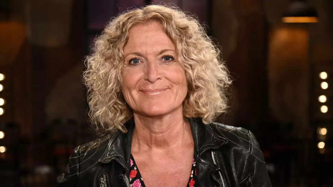Die Autorin Susanne Fröhlich steht nach der Aufzeichnung der WDR Talkshow «Kölner Treff» im Studio (2019). - Bild: Henning Kaiser/dpa