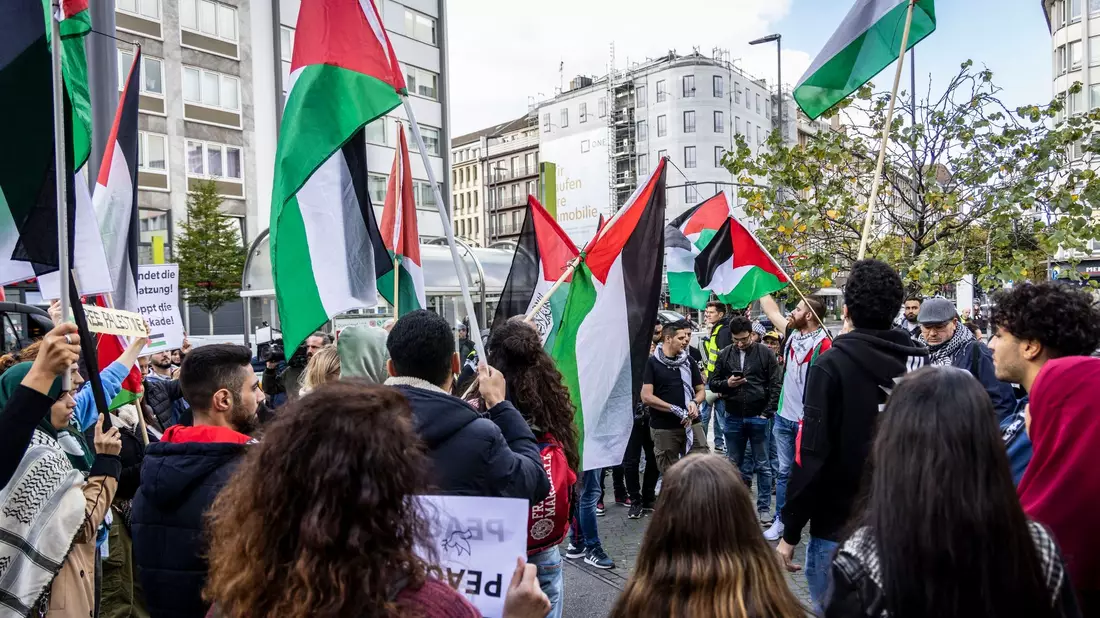Mit zahlreichen Palästina-Fahnen zogen Menschen durch Düsseldorf. Die Stimmung sei emotional gewesen, aber es habe keine nennenswerten Zwischenfälle gegeben, teilte die Polizei mit. - Bild: Christoph Reichwein/dpa