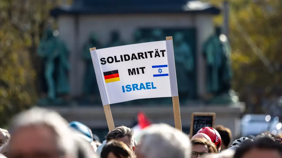 In unmittelbarer Nähe der Pro-Palästina-Demonstration fand in Köln eine Pro-Israel-Versammlung statt. - Bild: Thomas Banneyer/dpa