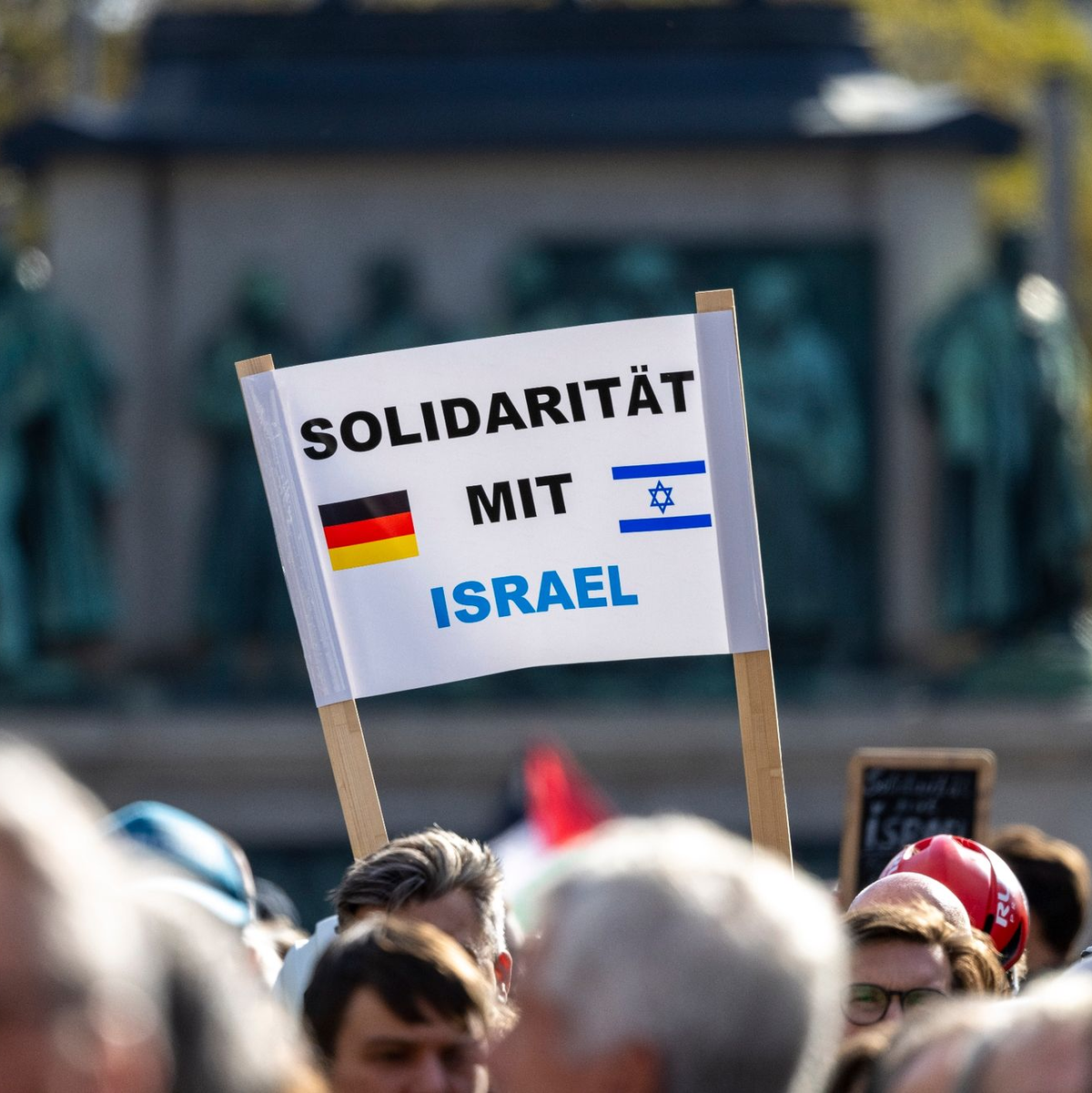 In unmittelbarer Nähe der Pro-Palästina-Demonstration fand in Köln eine Pro-Israel-Versammlung statt. - Foto: Thomas Banneyer/dpa