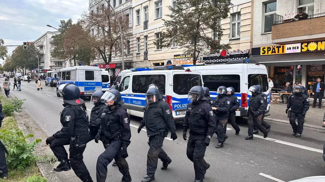 Polizisten zeigen in Berlin-Neukölln Präsenz. - Bild: Paul Zinken/dpa