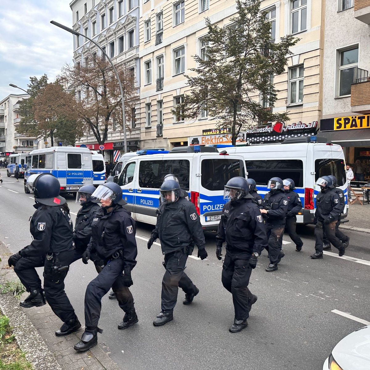 Polizisten zeigen in Berlin-Neukölln Präsenz. - Foto: Paul Zinken/dpa