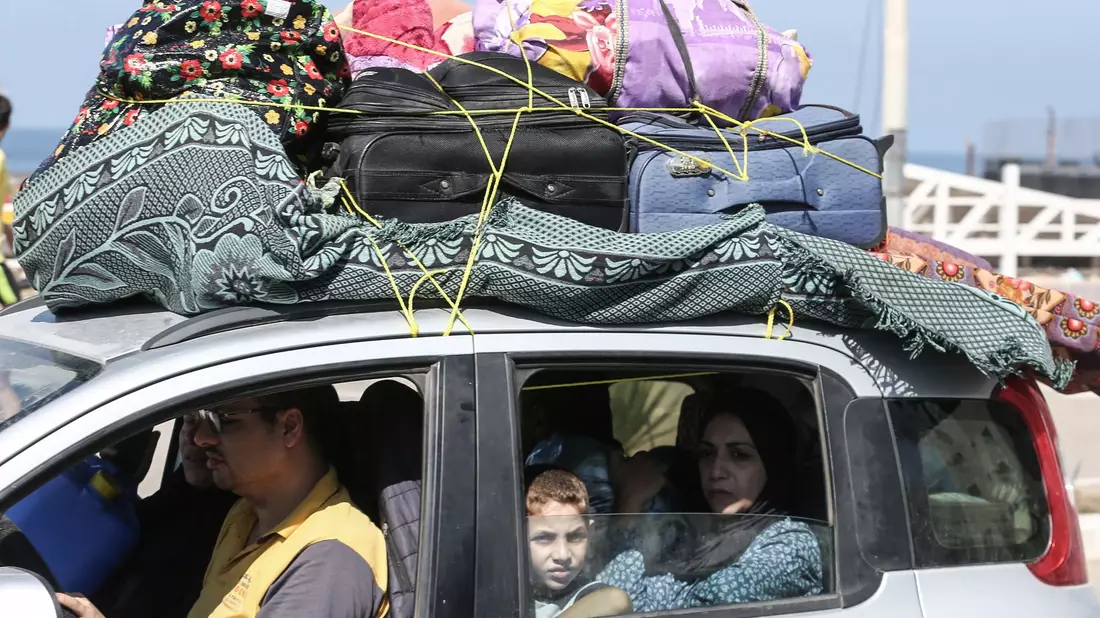 Palästinenser fliehen nach israelischen Luftangriffen in vermeintlich sicherere Gebiete. Das israelische Militär hat erneut zur Evakuierung von Zivilisten aus dem nördlichen Gazastreifen aufgerufen. - Bild: Mohammed Talatene/dpa