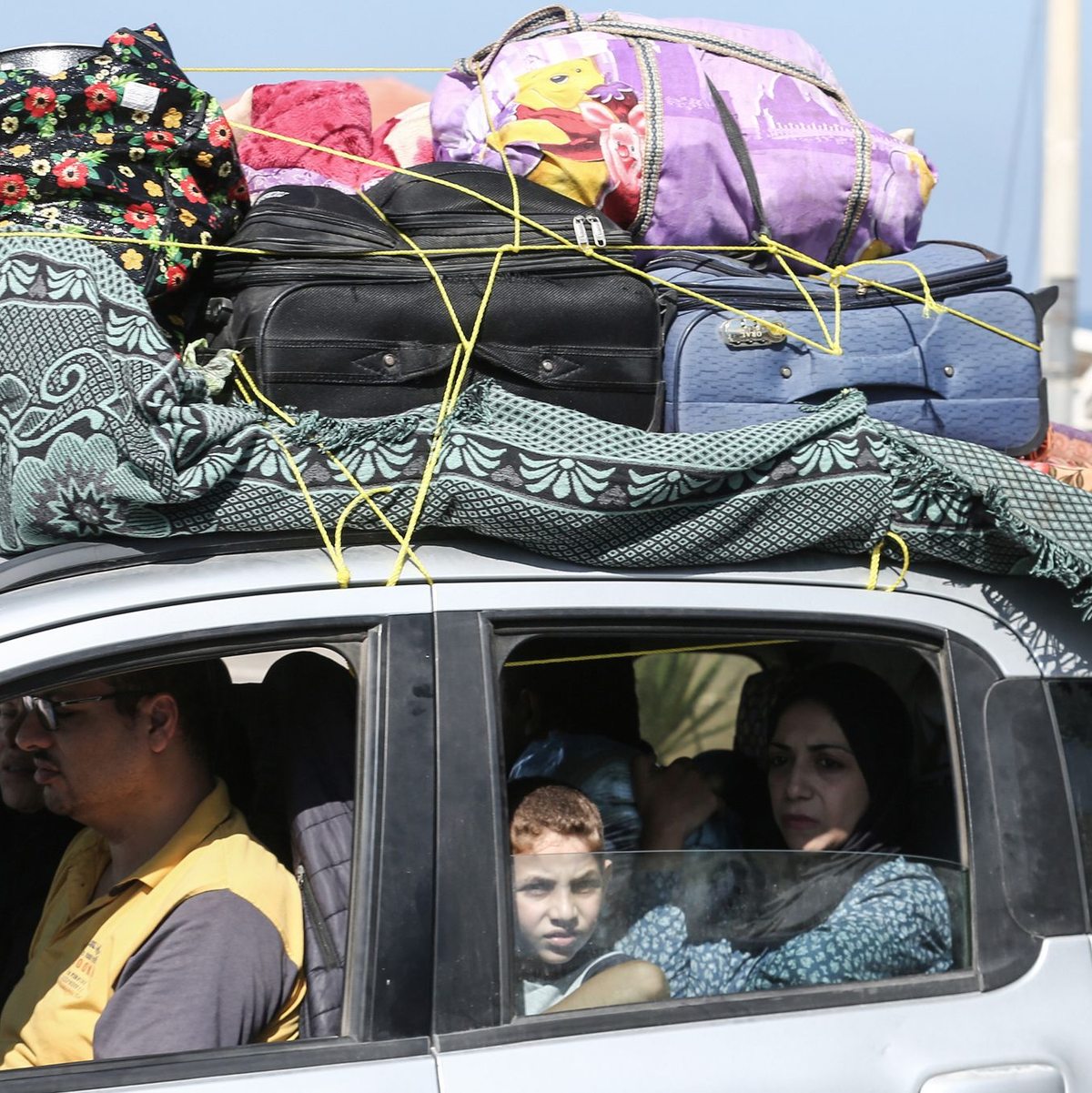 Palästinenser fliehen nach israelischen Luftangriffen in vermeintlich sicherere Gebiete. Das israelische Militär hat erneut zur Evakuierung von Zivilisten aus dem nördlichen Gazastreifen aufgerufen. - Foto: Mohammed Talatene/dpa