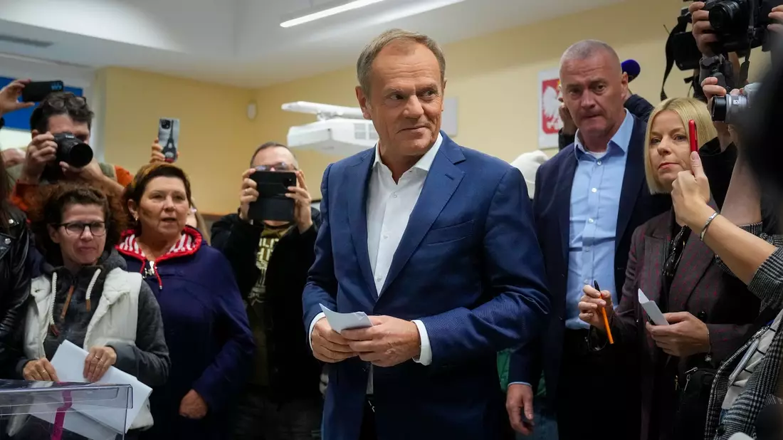 Herausforderer Donald Tusk will mit seiner Bürgerkoalition (KO) die Macht in dem EU-Staat übernehmen. - Bild: Petr David Josek/AP/dpa