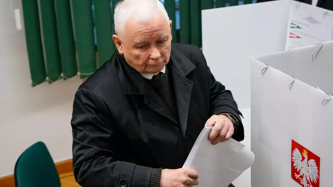 PiS-Chef Jaroslaw Kaczynski im Wahllokal in Warschau. - Bild: Petr David Josek/AP/dpa