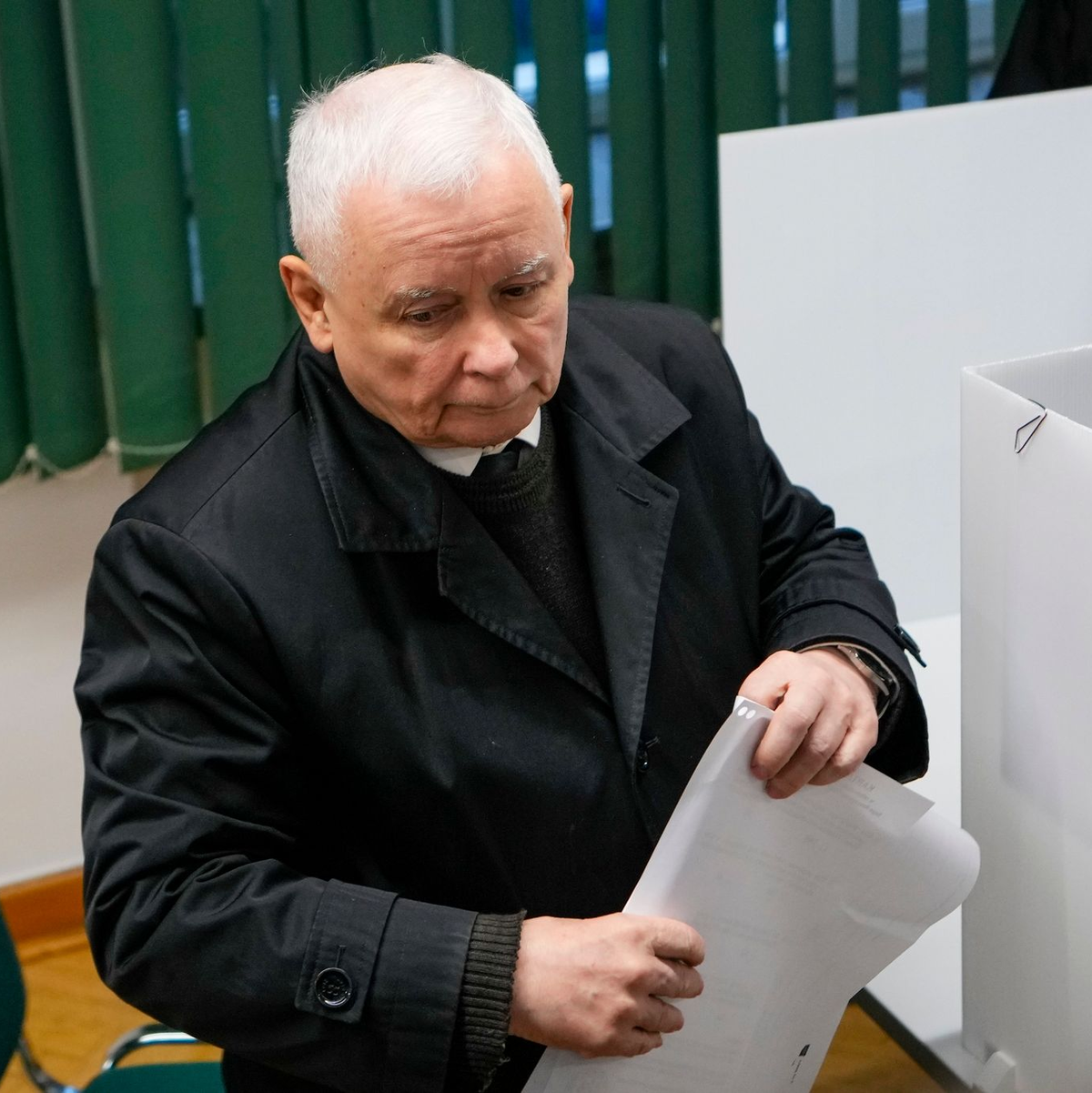 PiS-Chef Jaroslaw Kaczynski im Wahllokal in Warschau. - Foto: Petr David Josek/AP/dpa