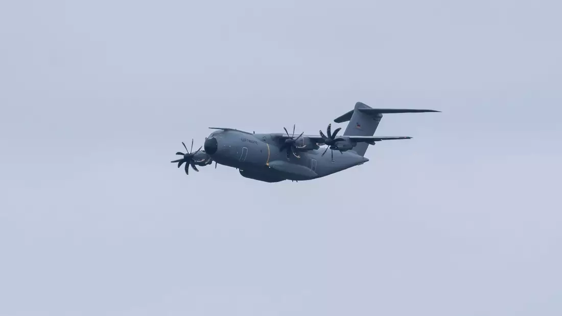 Ein vierter Airbus A400M der deutschen Luftwaffe holt weitere Passagiere in Israel ab (Archivbild). - Bild: Silas Stein/dpa