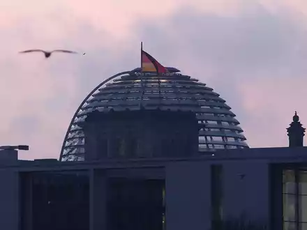 Reichstagskuppel bei Sonnenaufgang (Archiv) - Foto: über dts Nachrichtenagentur