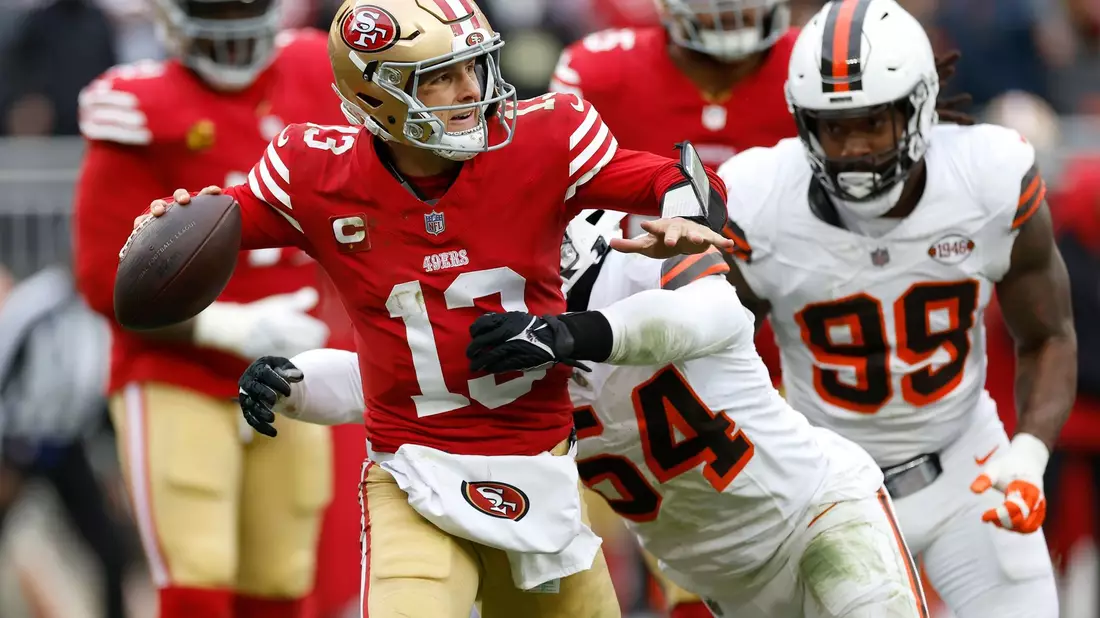 Die 49ers um Quarterback Brock Purdy (l) mussten sich in Cleveland überraschend geschlagen geben. - Bild: Ron Schwane/AP/dpa