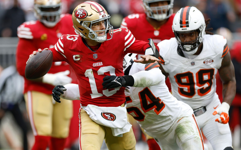 Die 49ers um Quarterback Brock Purdy (l) mussten sich in Cleveland überraschend geschlagen geben. - Foto: Ron Schwane/AP/dpa