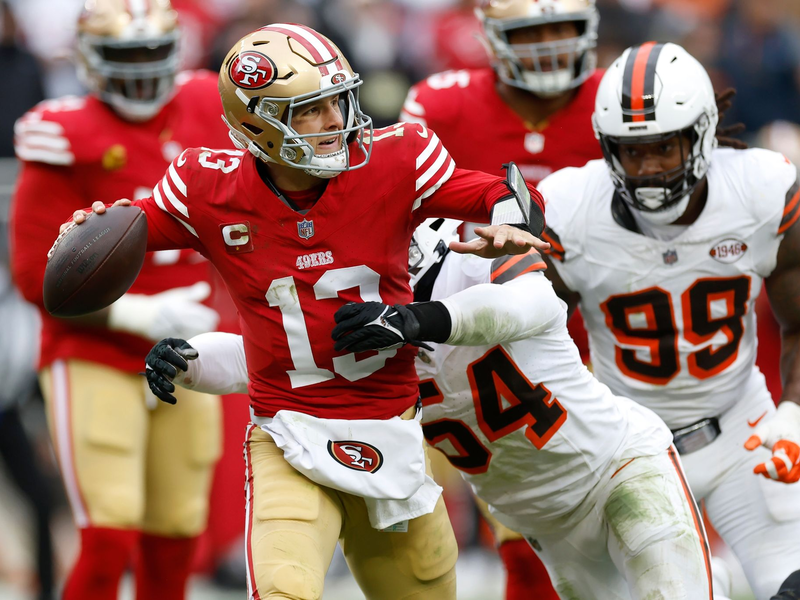 Die 49ers um Quarterback Brock Purdy (l) mussten sich in Cleveland überraschend geschlagen geben. - Foto: Ron Schwane/AP/dpa