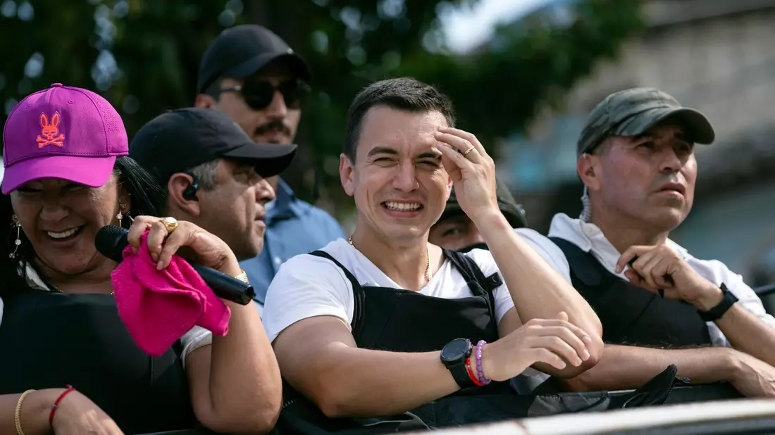 Daniel Noboa (M) gilt als Mitte-Rechts-Politiker. - Bild: Rodrigo Abd/AP