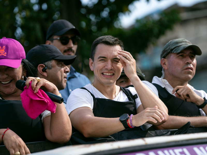 Daniel Noboa (M) gilt als Mitte-Rechts-Politiker. - Foto: Rodrigo Abd/AP