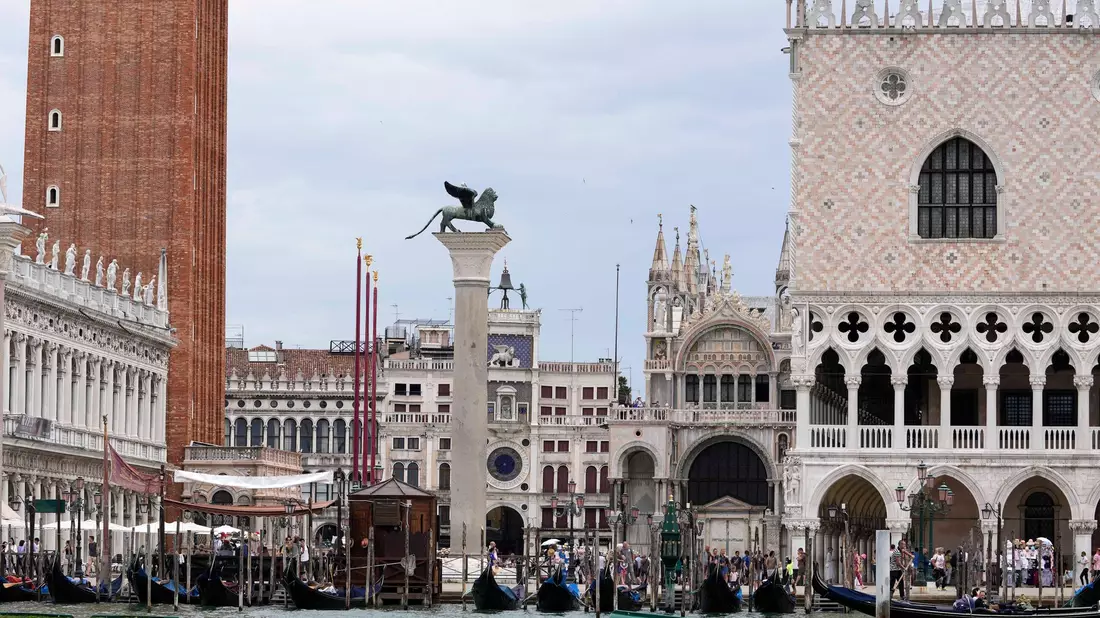 Blick vom Wasser auf den Markusplatz: In Venedig ist es erneut zu einem Busunglück gekommen. (Symbolbild) - Bild: Luca Bruno/AP/dpa