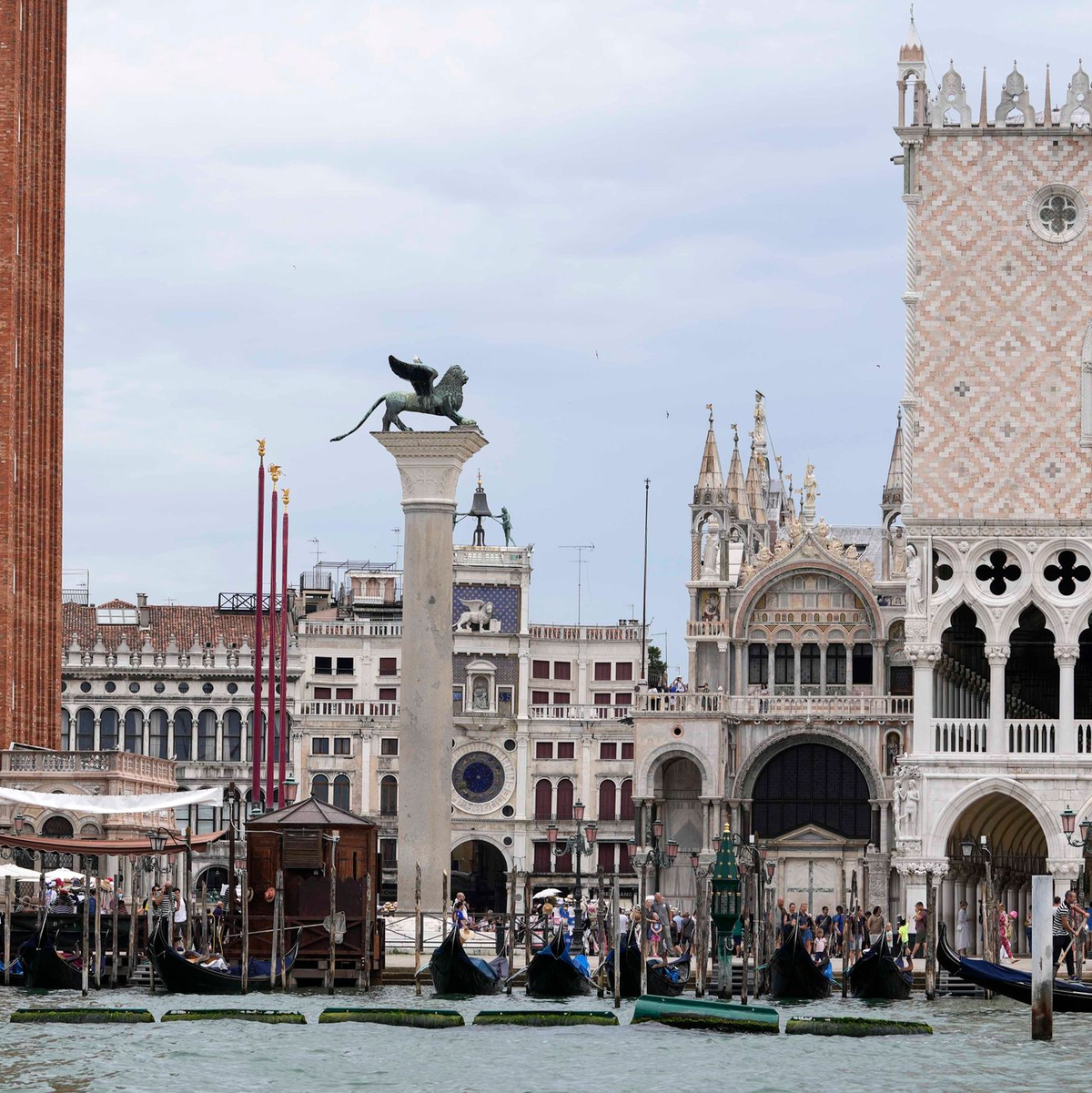 Eine beschauliche Fahrt mit einer Gondel. - Foto: Luca Bruno/AP/dpa