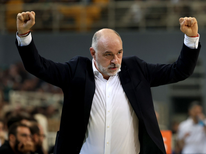 Cheftrainer Pablo Laso und die Bayern gewannen deutlich gegen Oldenburg. - Foto: Yorgos Karahalis/dpa/Archivbild