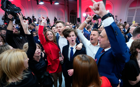 Anhänger des ehemaligen polnischen Ministerpräsidenten und Oppositionsführers Donald Tusk feiern in der Parteizentrale der liberalkonservativen Bürgerkoalition (KO) in Warschau. - Foto: Petr David Josek/AP
