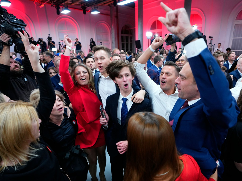 Anhänger des ehemaligen polnischen Ministerpräsidenten und Oppositionsführers Donald Tusk feiern in der Parteizentrale der liberalkonservativen Bürgerkoalition (KO) in Warschau. - Foto: Petr David Josek/AP