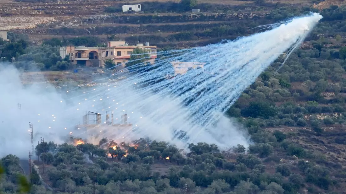 Eine Granate der israelischen Artillerie explodiert über einem Haus in einem libanesischen Grenzdorf. - Bild: Hussein Malla/AP/dpa