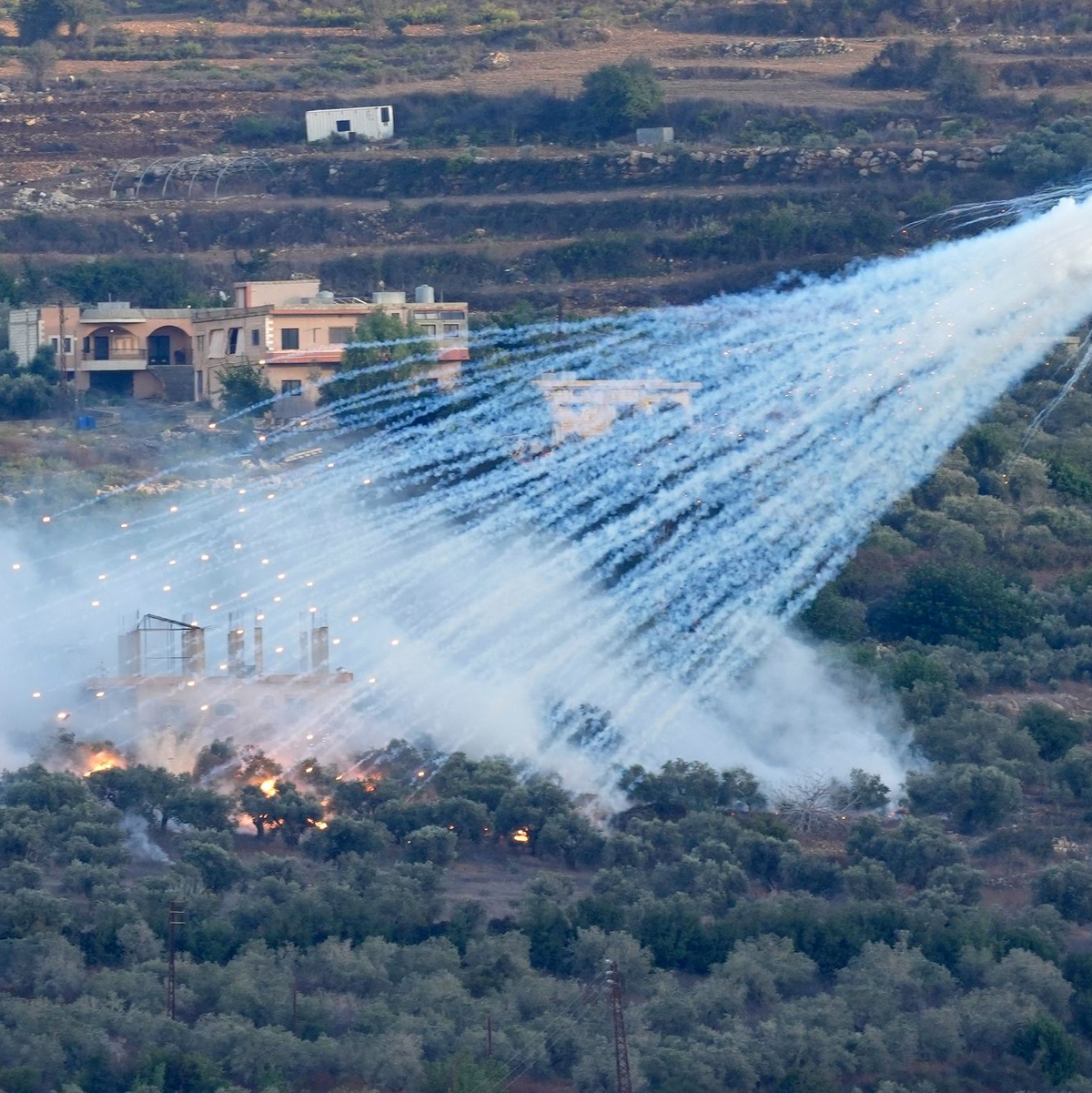 Eine Granate der israelischen Artillerie explodiert über einem Haus in einem libanesischen Grenzdorf. - Foto: Hussein Malla/AP/dpa
