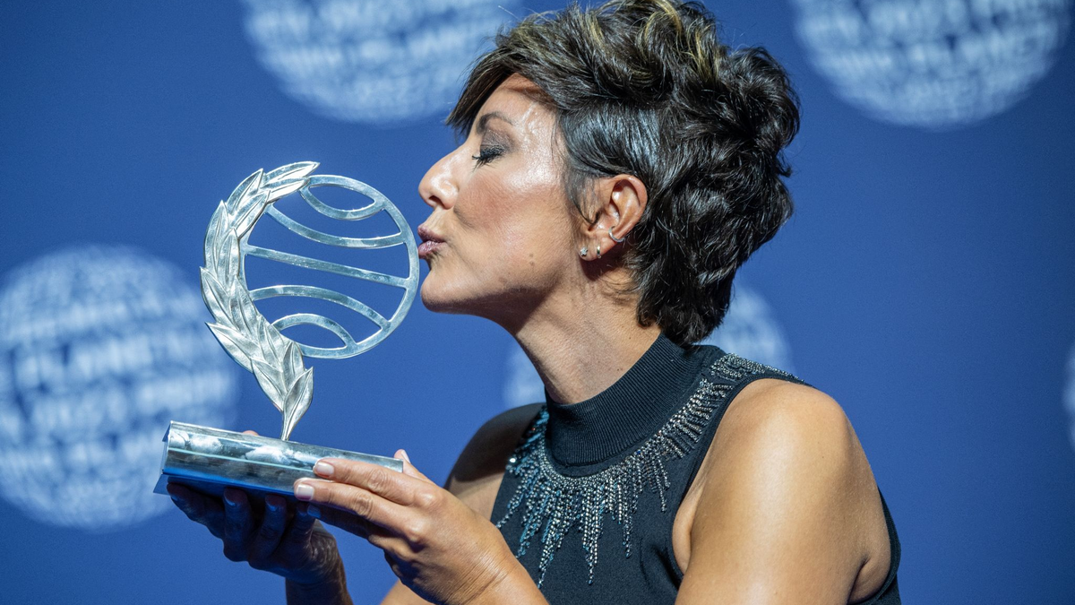 Die Journalistin, Schriftstellerin und Moderatorin Sonsoles Ónega mit dem  Planeta-Preis. - Foto: Lorena Sopêna/EUROPA PRESS/dpa