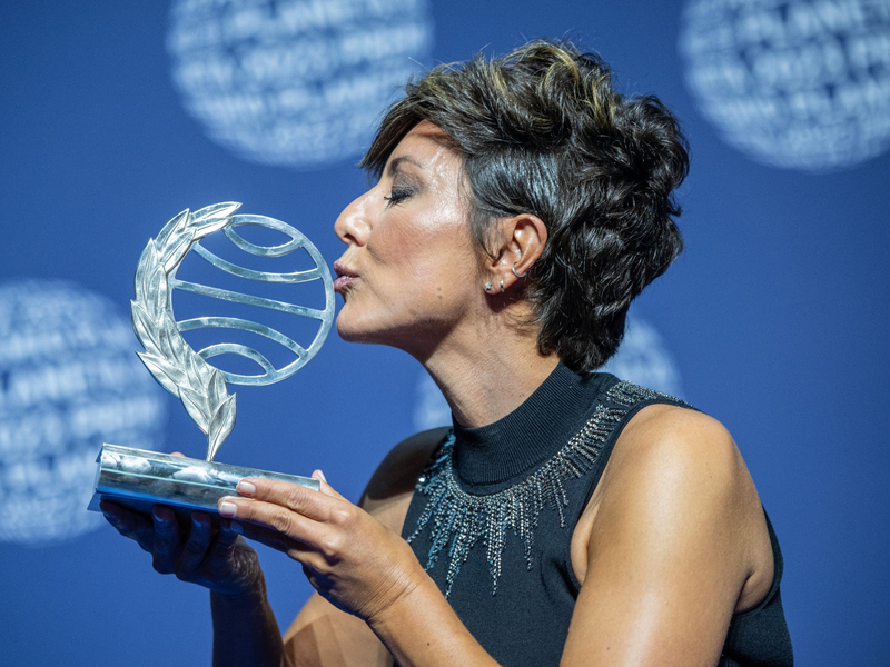 Die Journalistin, Schriftstellerin und Moderatorin Sonsoles Ónega mit dem  Planeta-Preis. - Foto: Lorena Sopêna/EUROPA PRESS/dpa