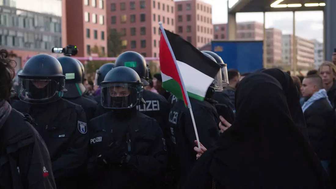 Polizisten sind am vergangenen Sonntag bei einer verbotenen Pro-Palästina-Demonstration am Potsdamer Platz in Berlin im Einsatz. - Bild: Paul Zinken/dpa