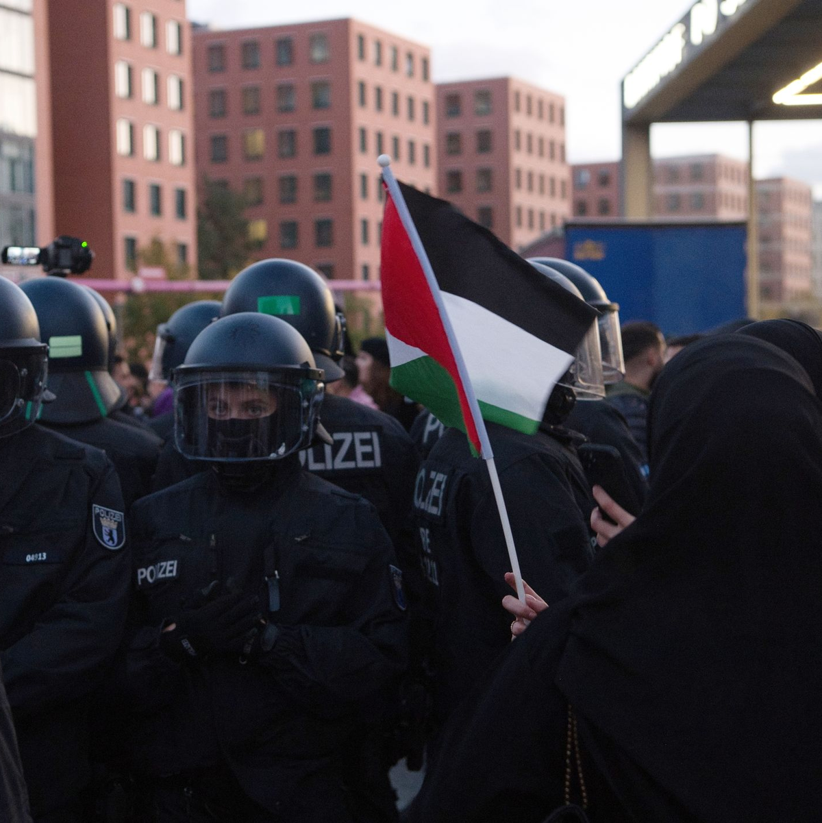 Polizisten sind am vergangenen Sonntag bei einer verbotenen Pro-Palästina-Demonstration am Potsdamer Platz in Berlin im Einsatz. - Foto: Paul Zinken/dpa