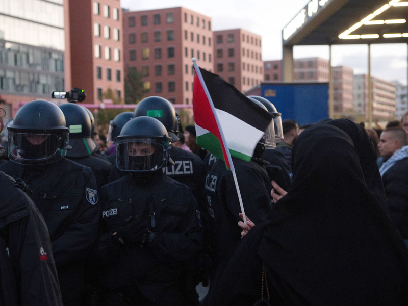 Polizisten sind am vergangenen Sonntag bei einer verbotenen Pro-Palästina-Demonstration am Potsdamer Platz in Berlin im Einsatz. - Foto: Paul Zinken/dpa