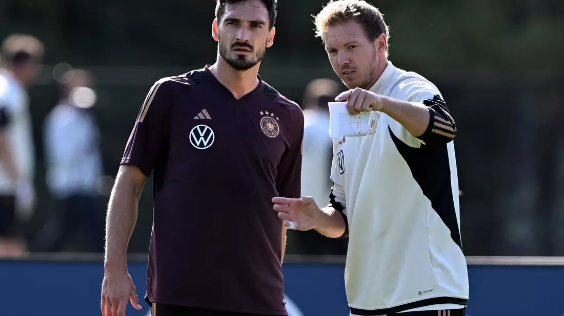 Mats Hummels (l) konnte nicht am Training von Julian Nagelsmann teilnehmen. - Bild: Federico Gambarini/dpa