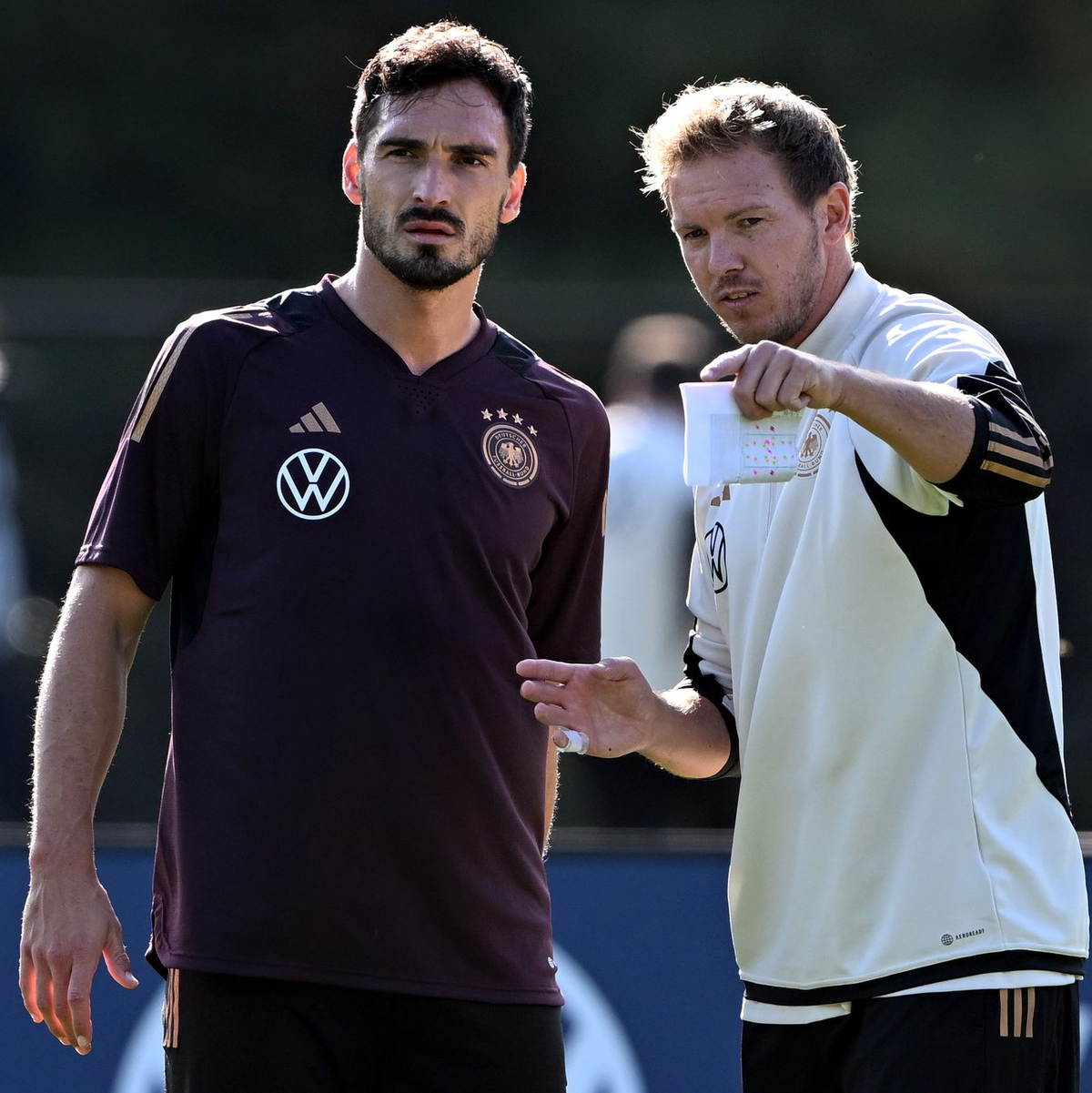 Mats Hummels (l) konnte nicht am Training von Julian Nagelsmann teilnehmen. - Foto: Federico Gambarini/dpa