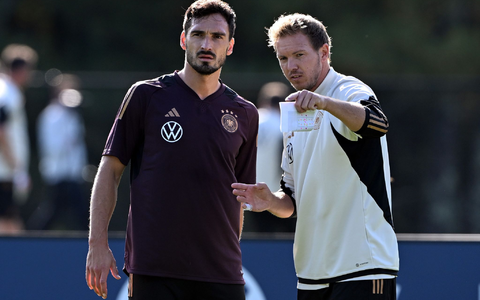 Mats Hummels (l) konnte nicht am Training von Julian Nagelsmann teilnehmen. - Foto: Federico Gambarini/dpa