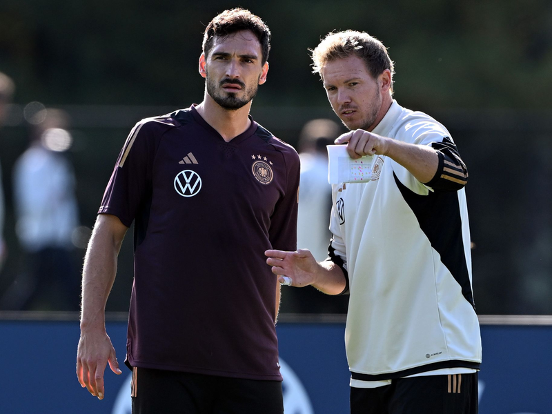 Mats Hummels (l) konnte nicht am Training von Julian Nagelsmann teilnehmen. - Foto: Federico Gambarini/dpa