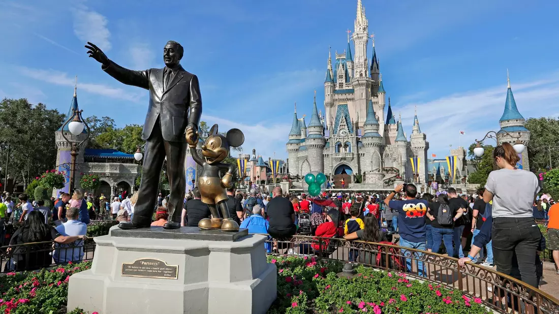 Eine Statue von Walt Disney und Micky Maus  vor dem Cinderella-Schloss im Magic Kingdom von Walt Disney World in Florida. - Bild: John Raoux/AP/dpa