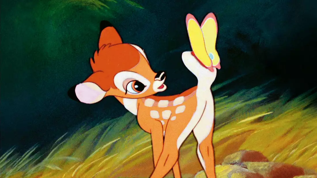 Bambi bestaunt einen Schmetterling. - Bild: -/Disney/dpa