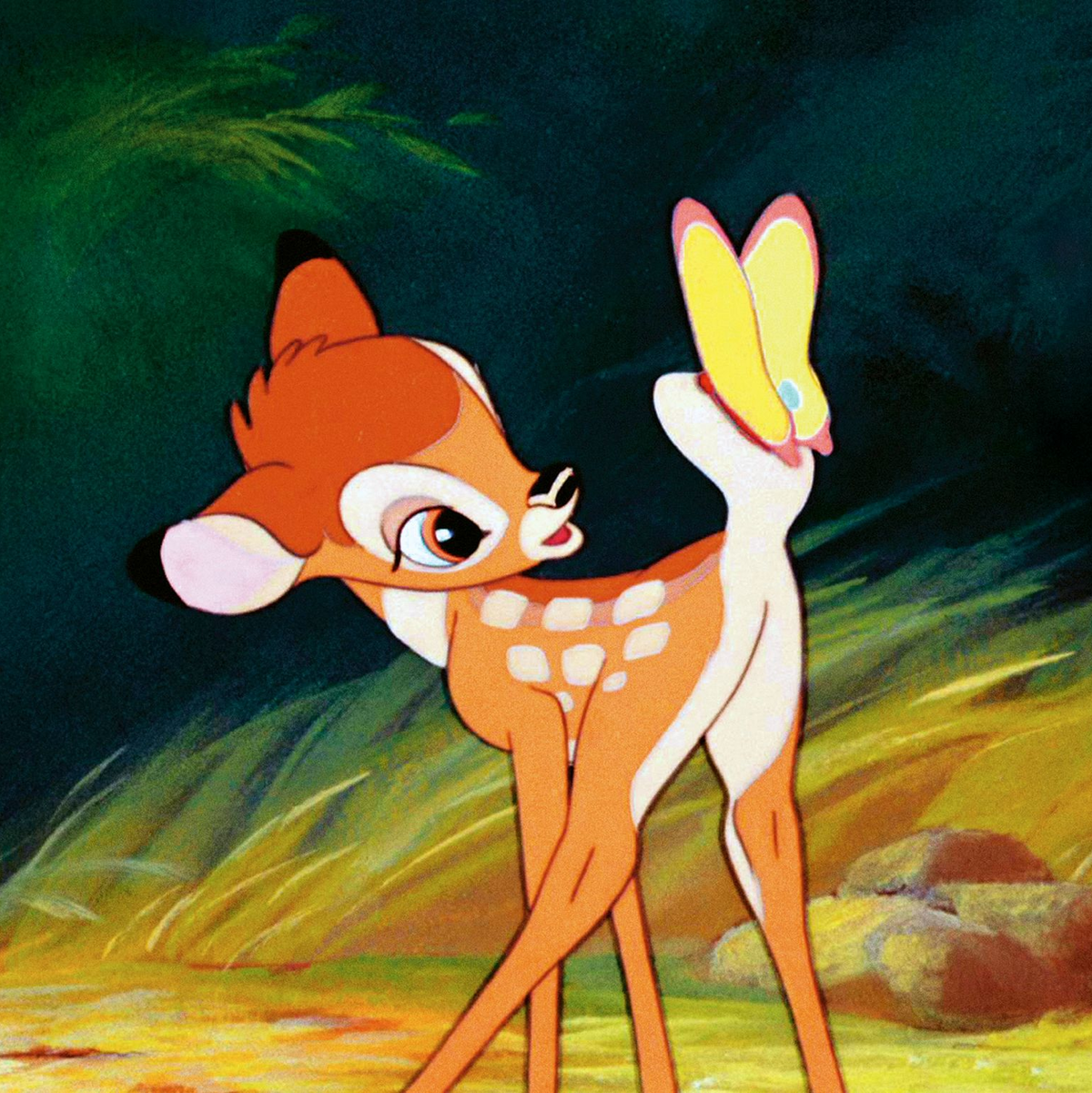 Bambi bestaunt einen Schmetterling. - Foto: -/Disney/dpa