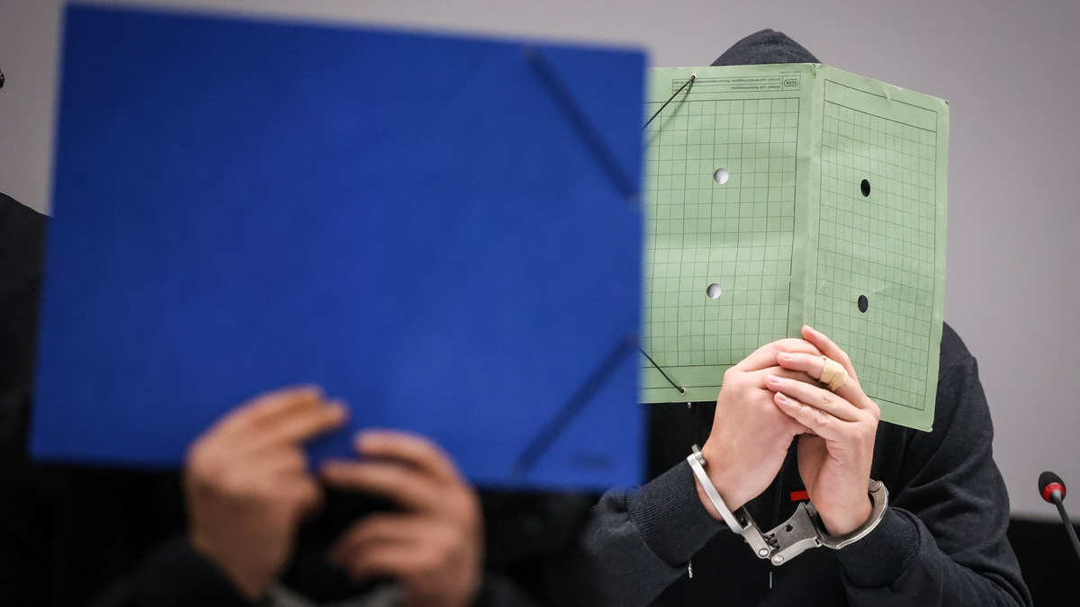 Zwei Angeklagte beim Auftakt des Prozesses um Kokain-Schmuggel im Hafen Bremerhaven. - Foto: --/dpa