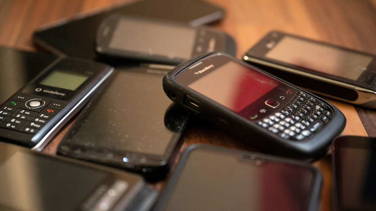 Im Kampf gegen zu viel Elektroschrott fordert ein Aktionsbündnis finanzielle Anreize für Reparaturen von Elektronikgeräten. - Foto: Lisa Ducret/dpa