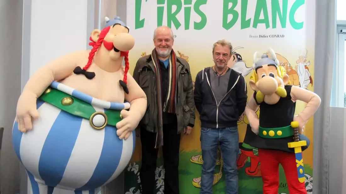 Didier Conrad (2.v.l) und Fabcaro (2.v.r) bei der Vorstellung von Details zum neuen Album «Die weiße Iris». - Bild: Sabine Glaubitz/dpa