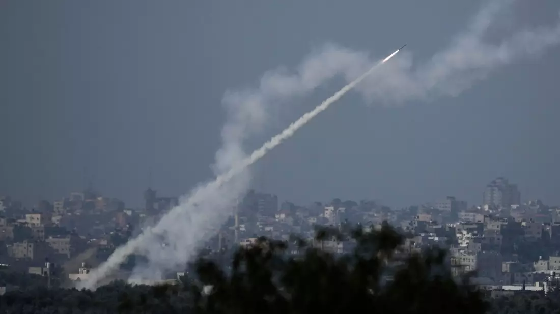 Raketen werden aus dem Gazastreifen auf Israel abgefeuert. - Bild: Leo Correa/AP/dpa