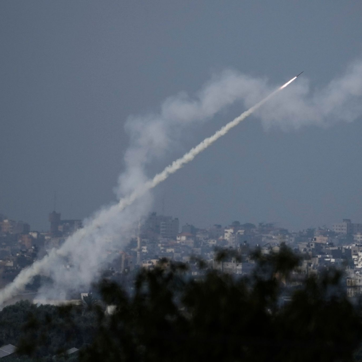 Raketen werden aus dem Gazastreifen auf Israel abgefeuert. - Foto: Leo Correa/AP/dpa