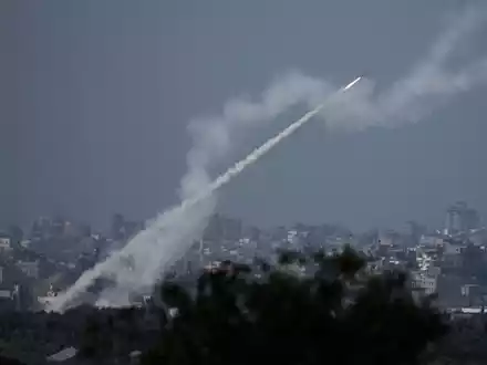 Massiver Rauch steigt nach einem israelischen Angriff auf den Gazastreifen auf. - Foto: Leo Correa/AP/dpa